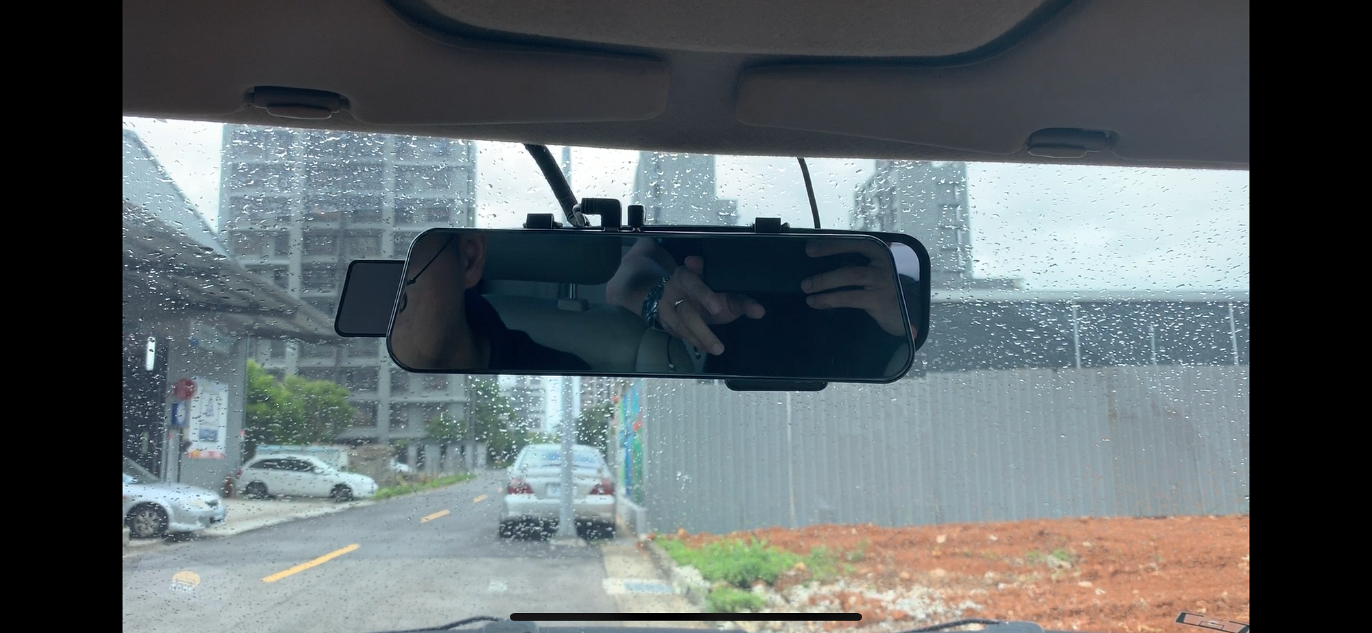 WRM-S6 電子後視鏡未啟動時的狀態，畫面與一般車內後視鏡相同