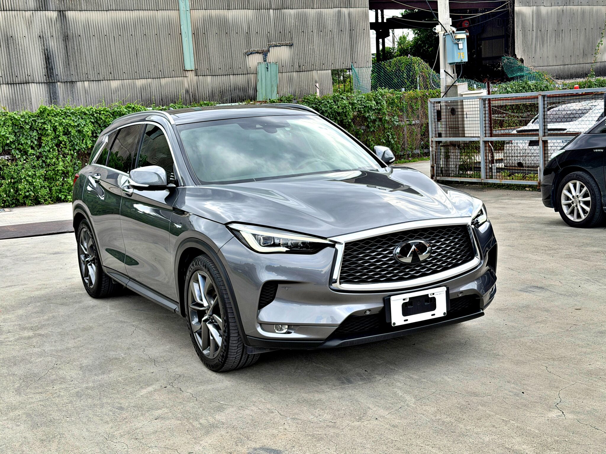 2020 Infiniti QX50 2.0t 旗艦款灰色車身右前 45 度外觀