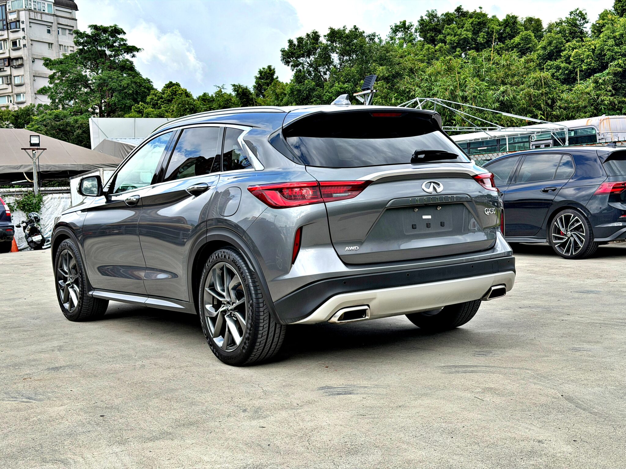 2020 Infiniti QX50 2.0t 旗艦款右後 45 度外觀與 20 吋鋁圈