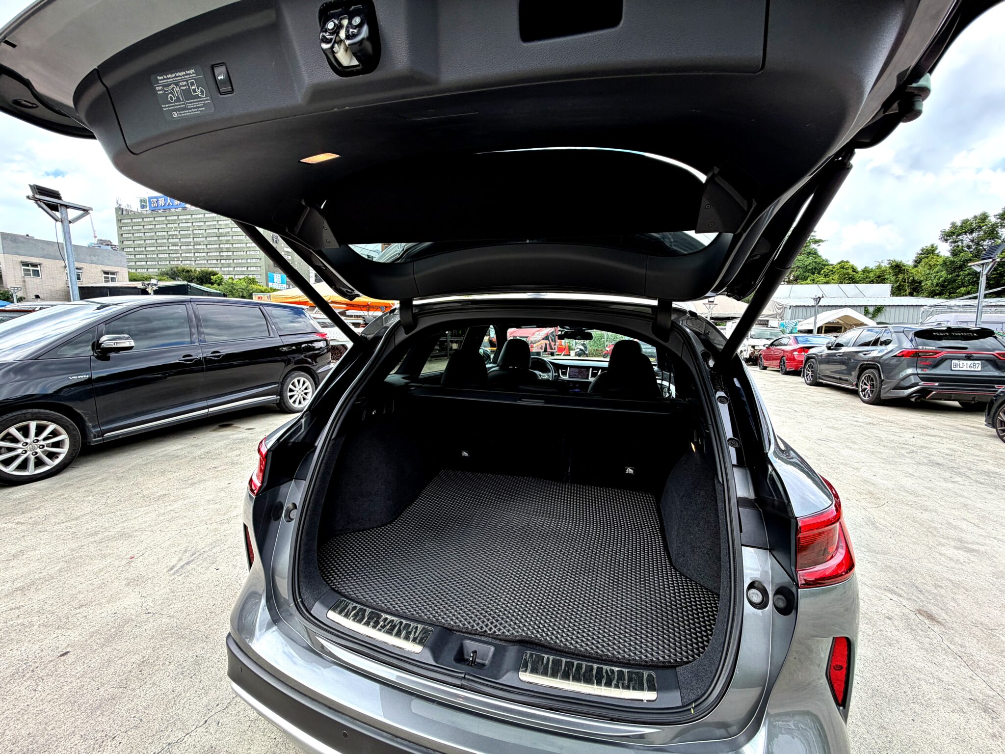 2020 Infiniti QX50 2.0t 旗艦款電動尾門開啟後的行李廂空間