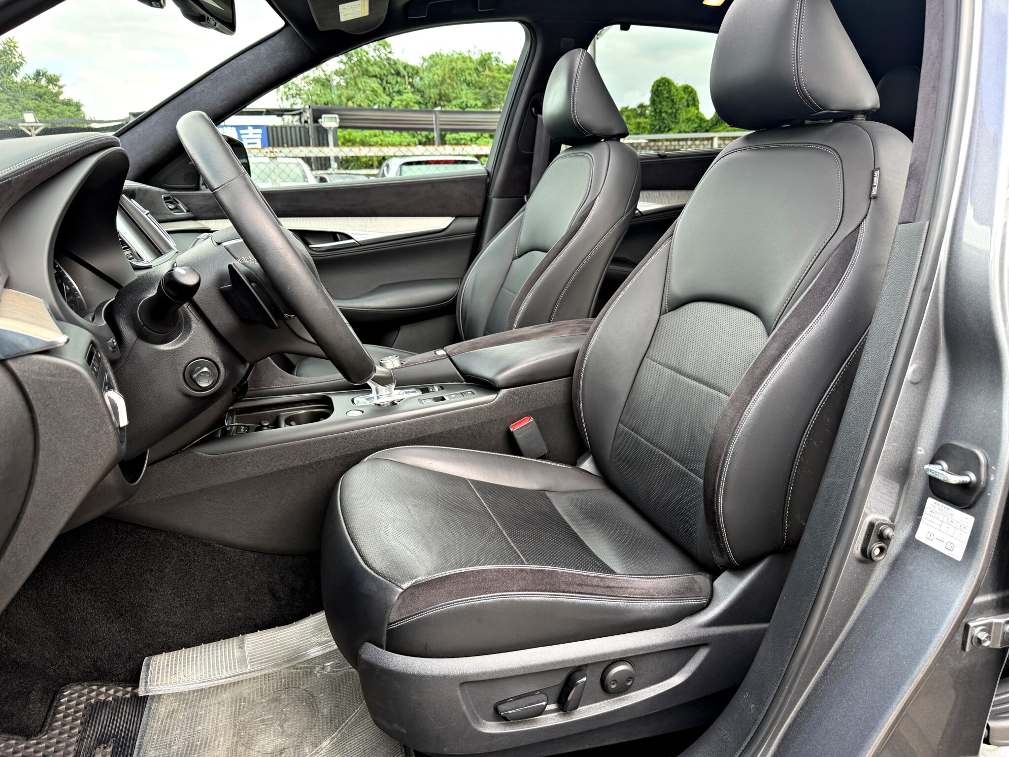 2020 Infiniti QX50 2.0t 旗艦款駕駛座與副駕駛座黑色打孔皮質座椅
