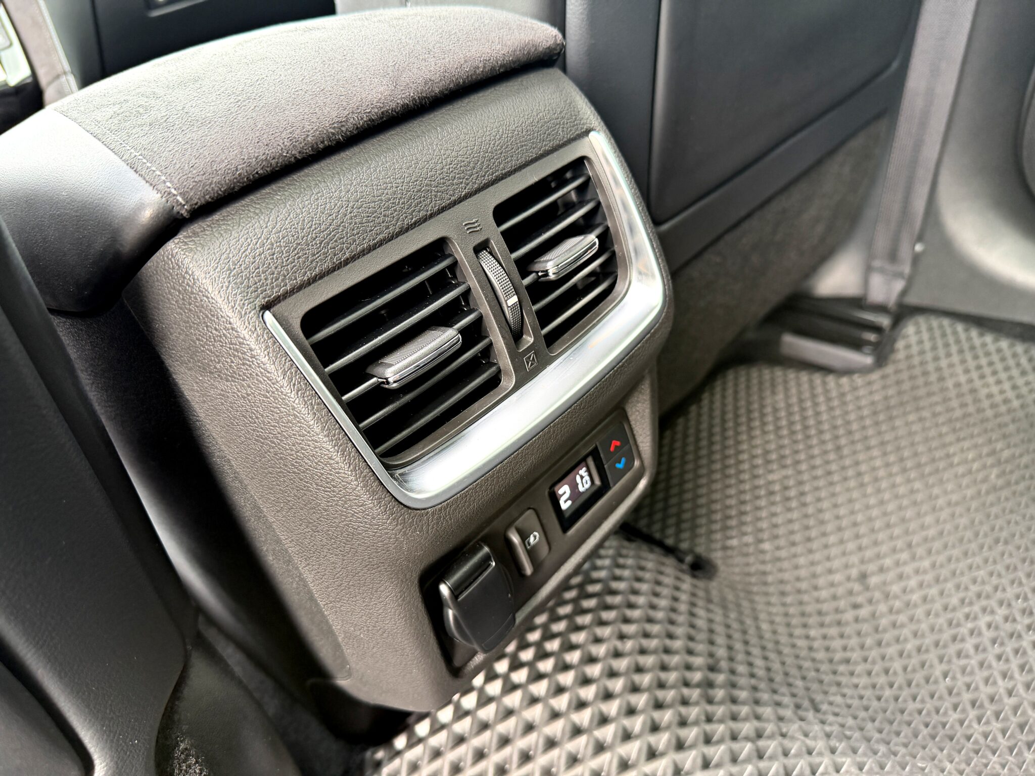 2020 Infiniti QX50 2.0t 旗艦款後座出風口與控制面板