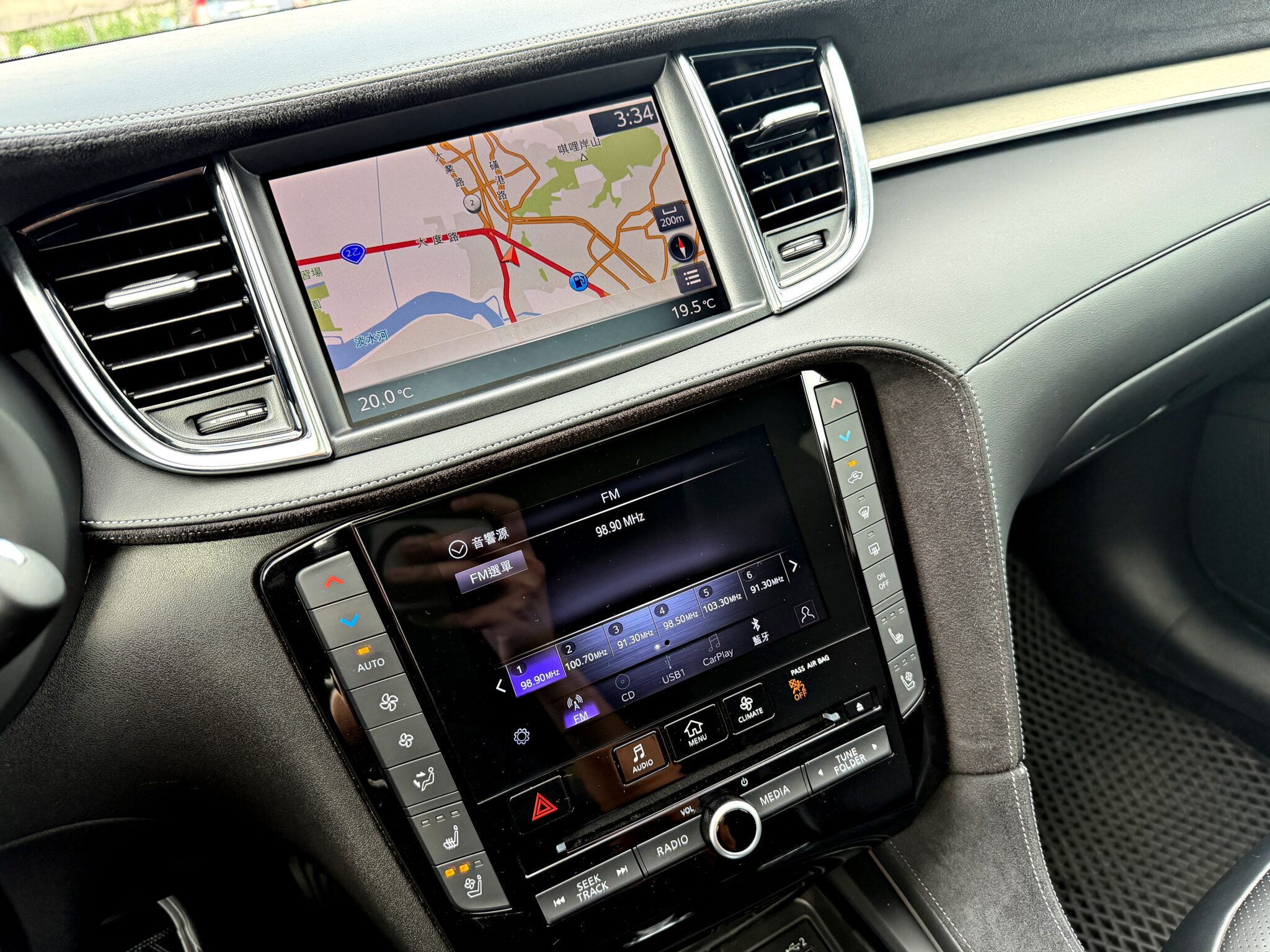 2020 Infiniti QX50 2.0t 旗艦款中控上下雙螢幕，上螢幕顯示衛星導航