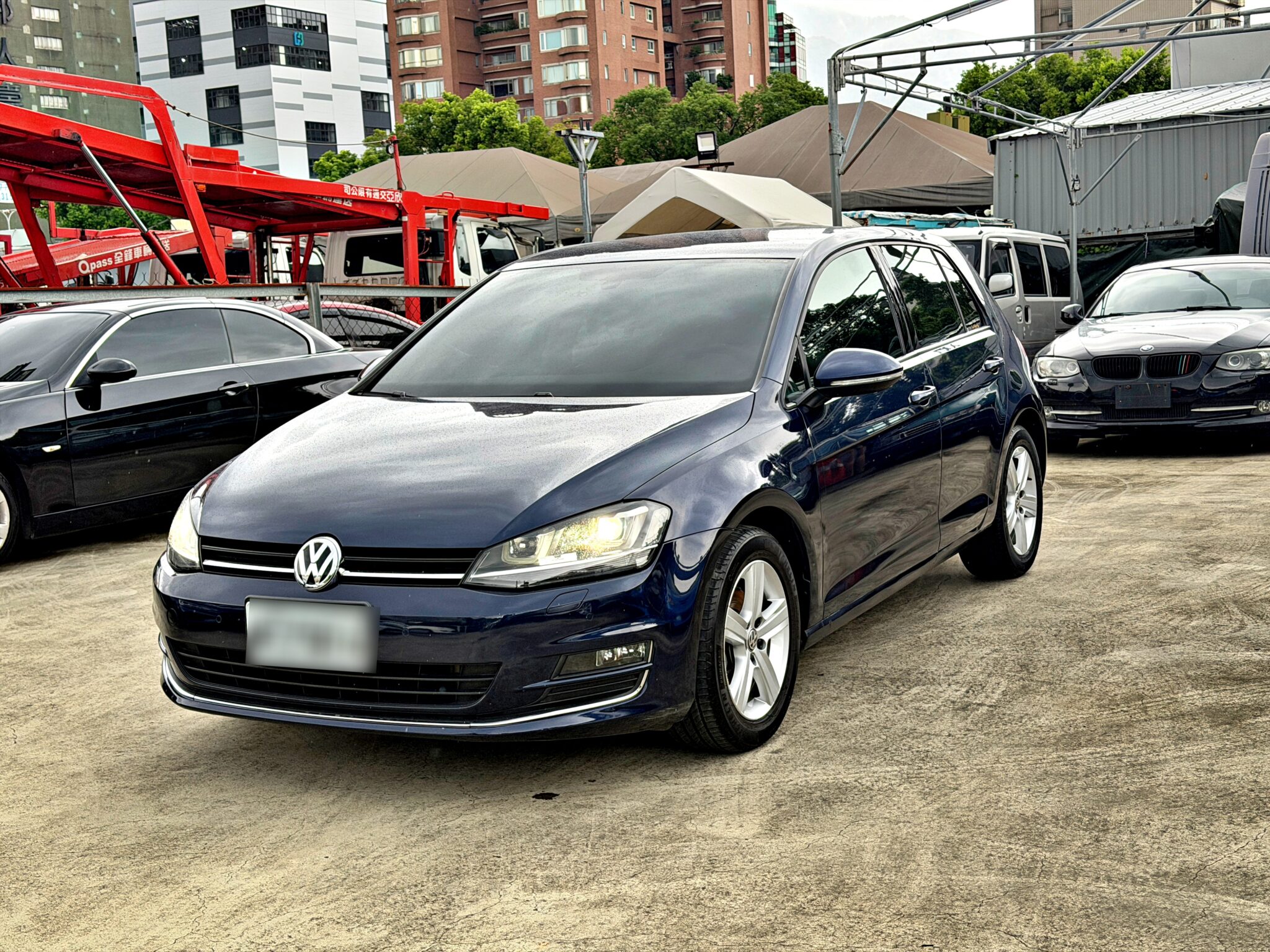 2013 Volkswagen Golf 1.4 TSI High Line 深藍色車身左前 45 度外觀