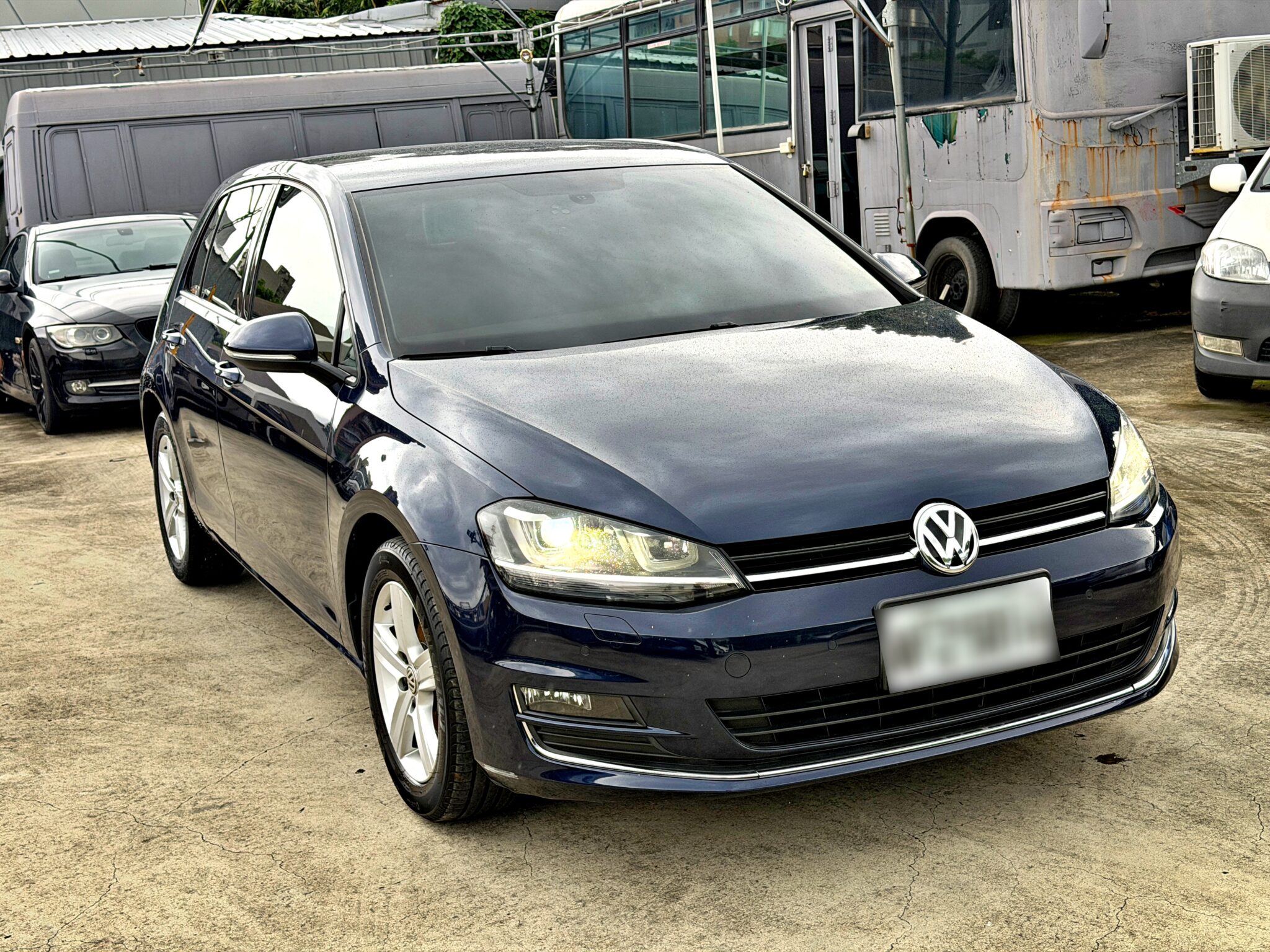 2013 Volkswagen Golf 1.4 TSI High Line 車頭水箱護罩與 LED 日行燈特寫