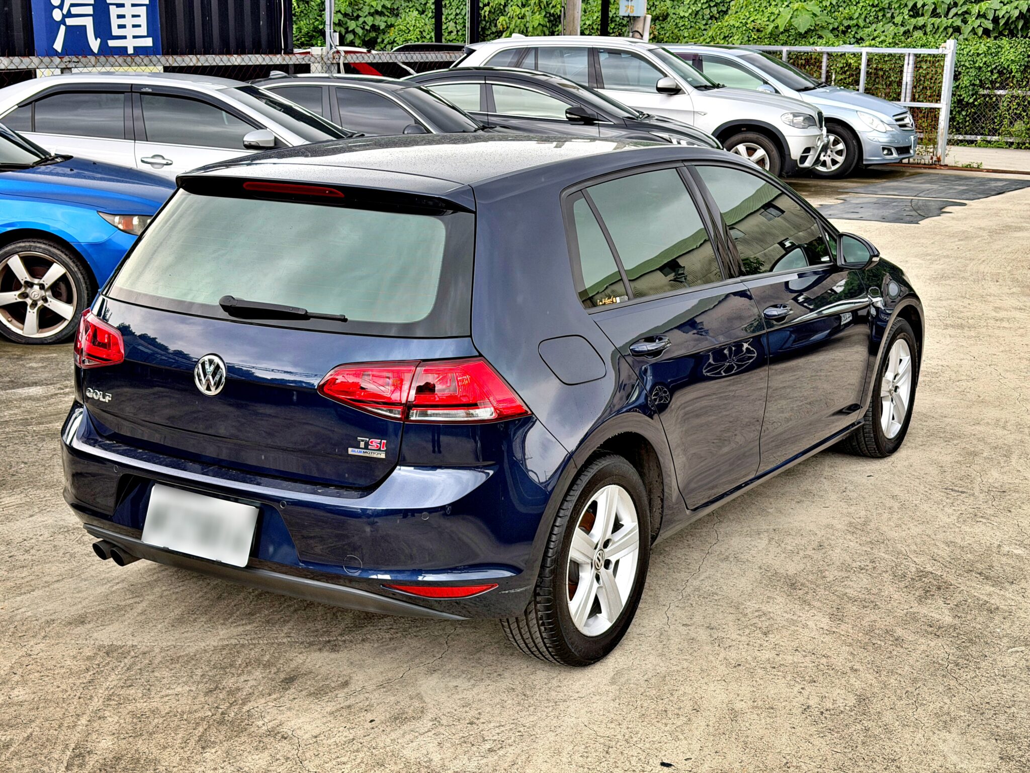 2013 Volkswagen Golf 1.4 TSI High Line 左後 45 度車尾外觀