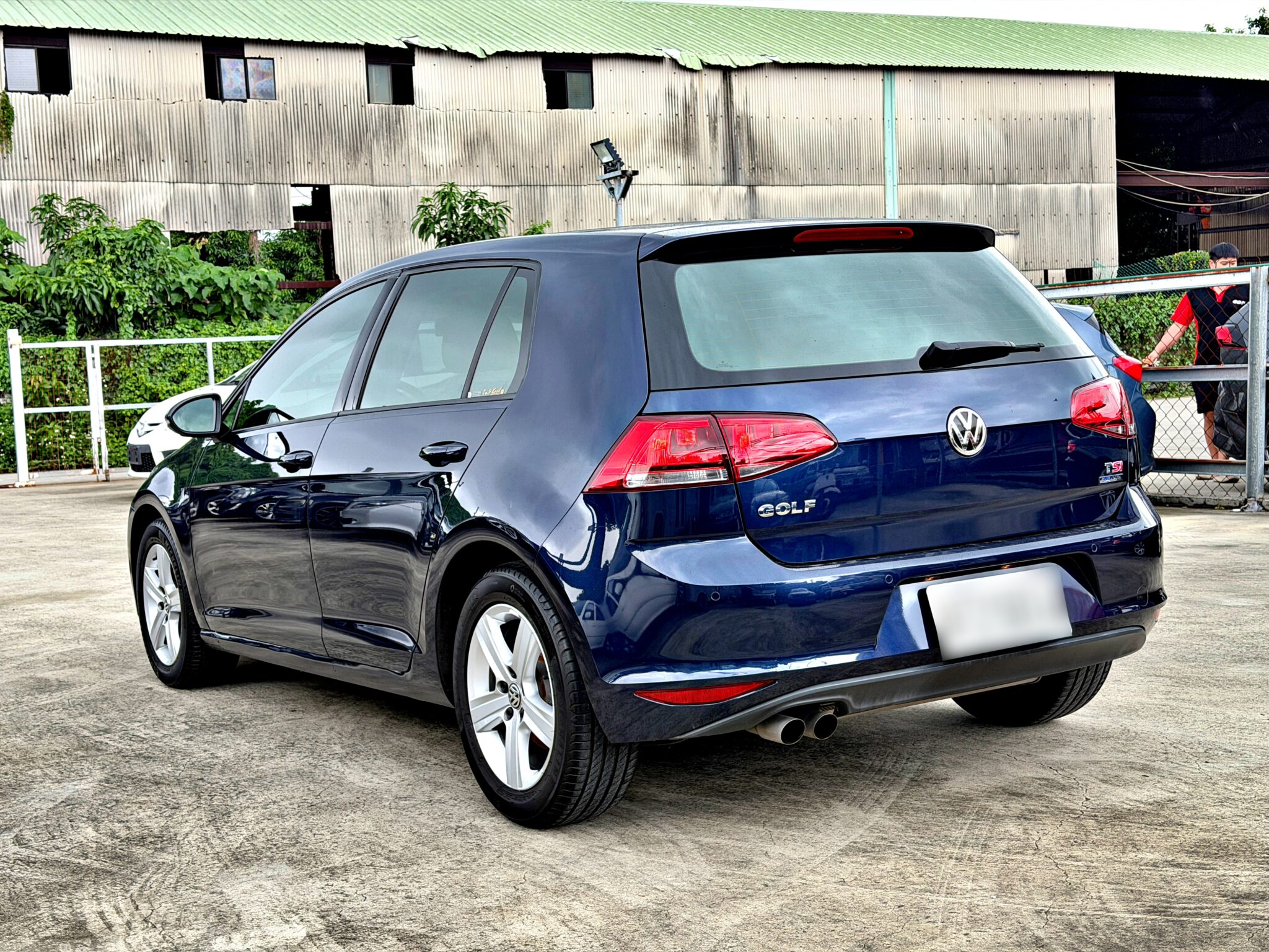 2013 Volkswagen Golf 1.4 TSI High Line 右後 45 度車尾與 GOLF、TSI 銘牌