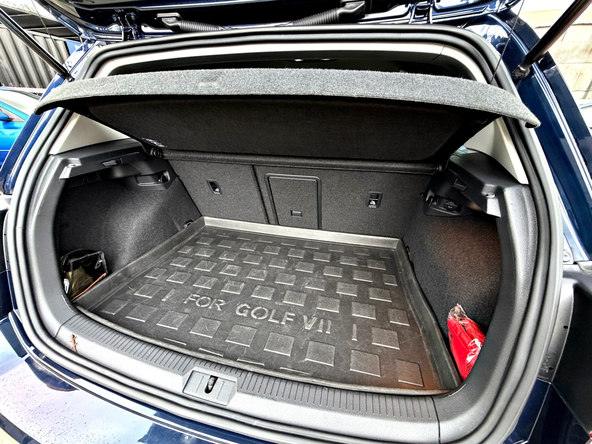 2013 Volkswagen Golf 1.4 TSI High Line 後行李廂空間與原廠防水托盤