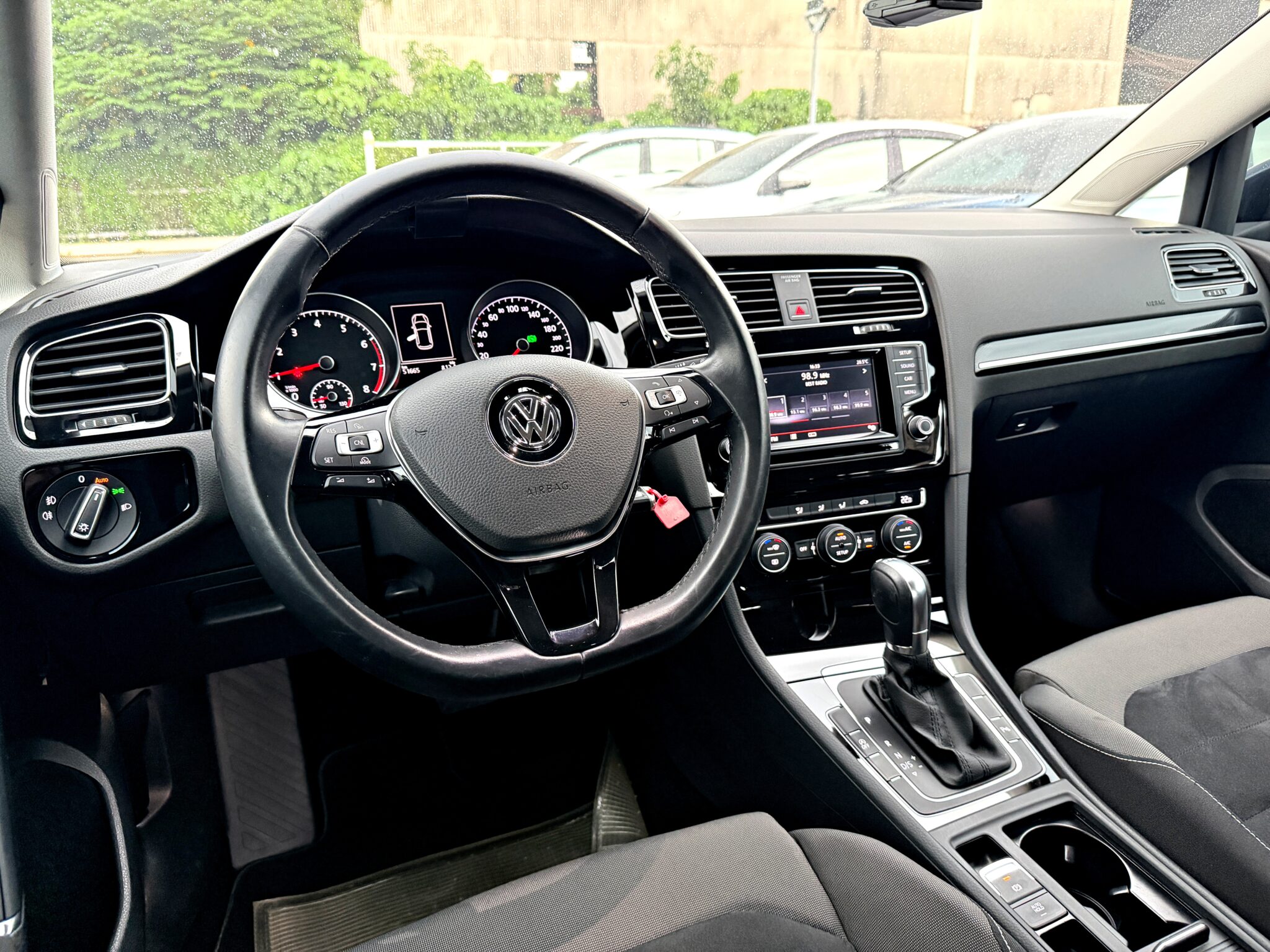2013 Volkswagen Golf 1.4 TSI High Line 駕駛座視角,含方向盤定速快控鍵與自動頭燈旋鈕