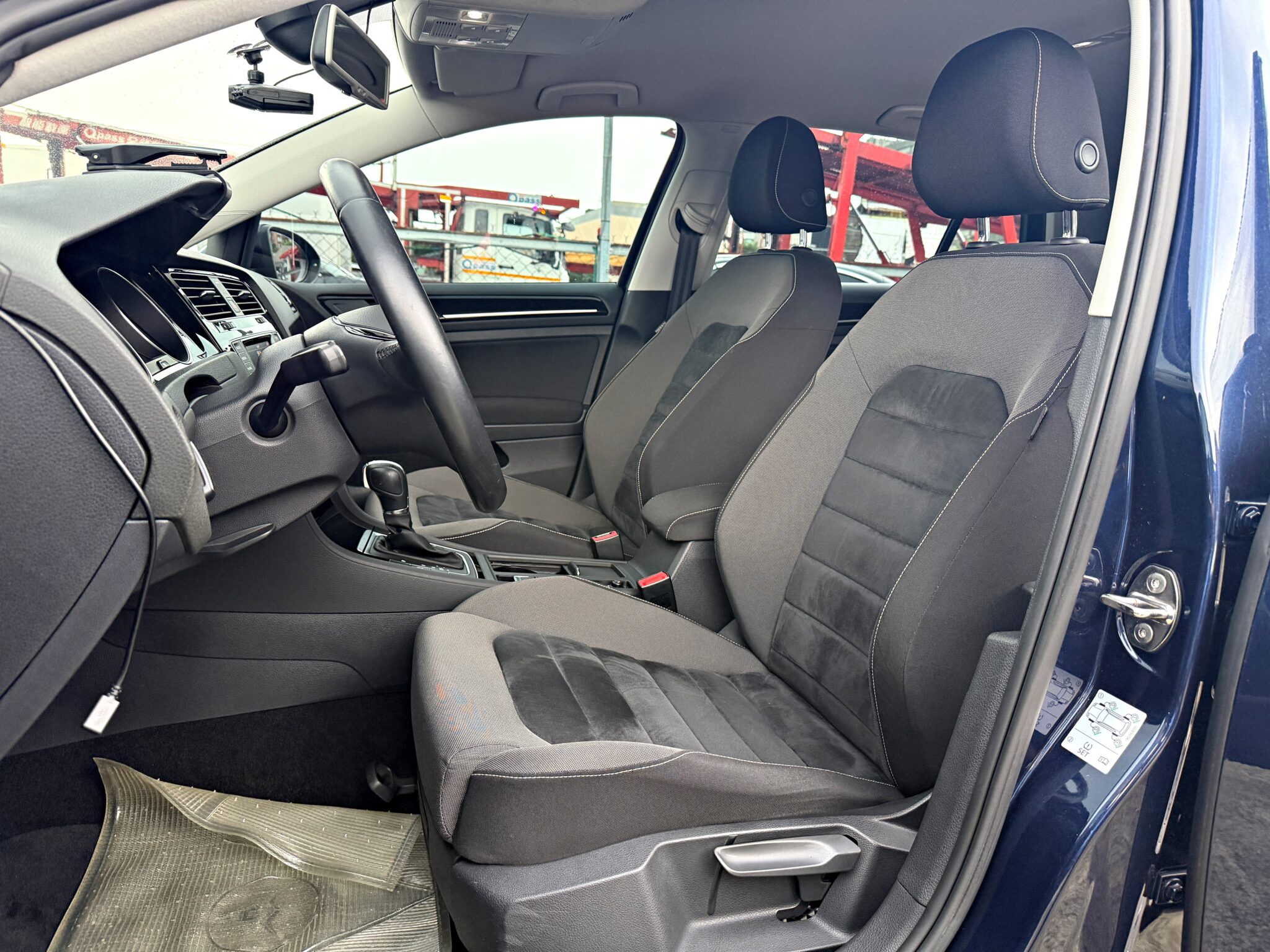 2013 Volkswagen Golf 1.4 TSI High Line 駕駛座布質座椅與車門飾板