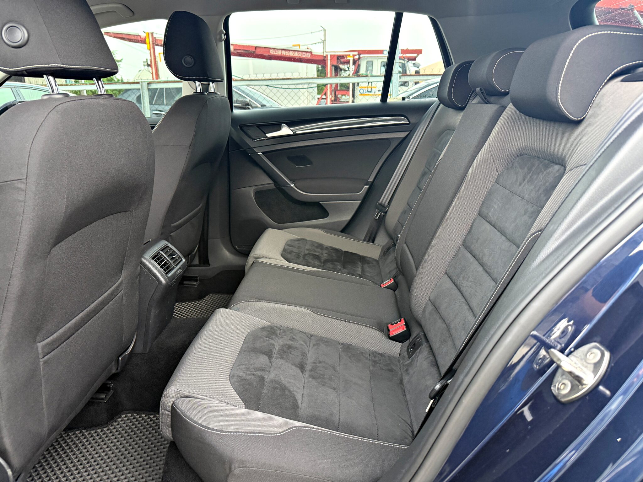 2013 Volkswagen Golf 1.4 TSI High Line 後座空間與後座出風口