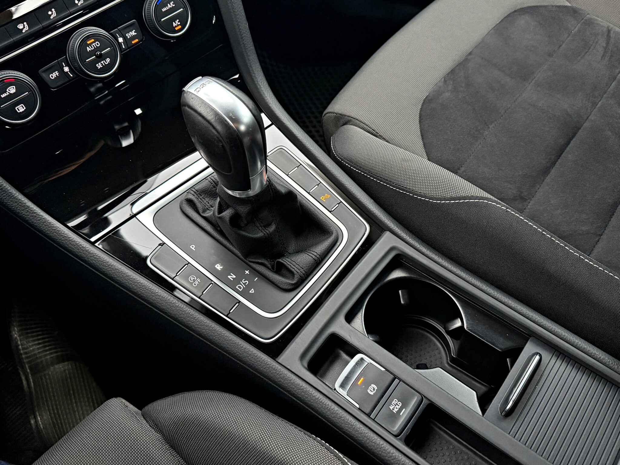 2013 Volkswagen Golf 1.4 TSI High Line 七速 DSG 排檔桿、駐車雷達按鍵與 AUTO HOLD 自動駐車