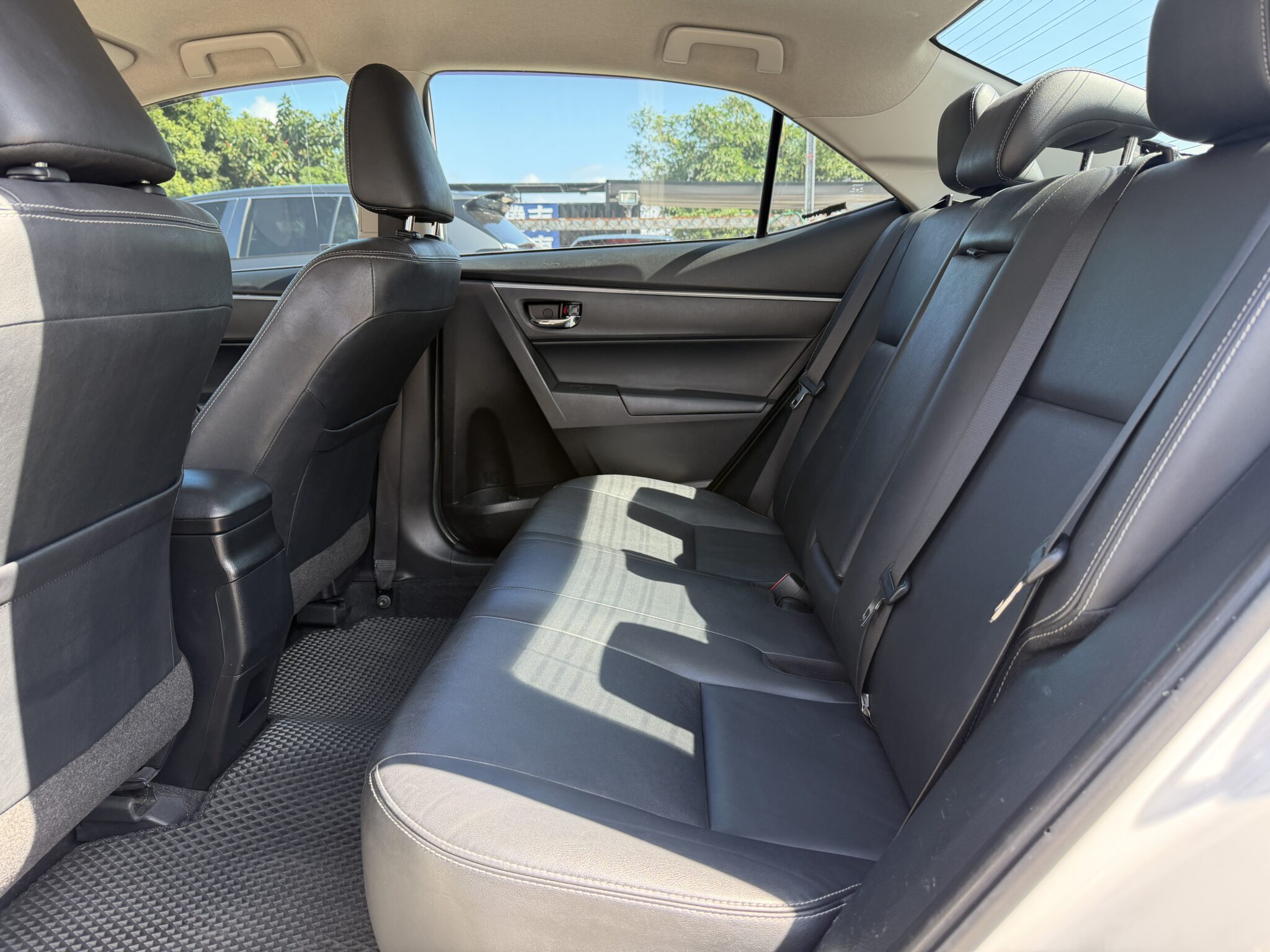 2015 Corolla Altis 後座空間與中央扶手