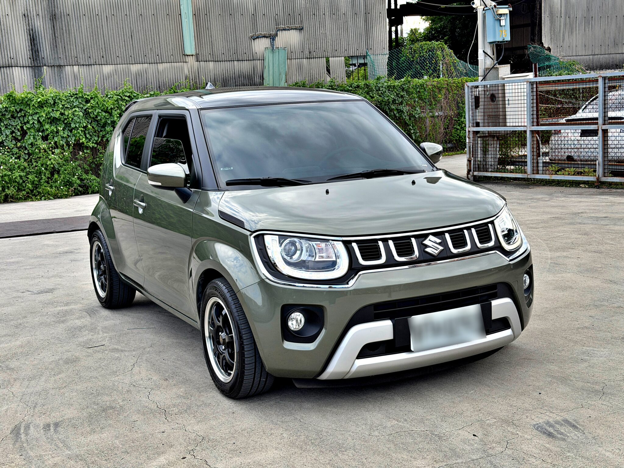 2023 Suzuki Ignis 右前 45 度，車長只有 3.7 公尺