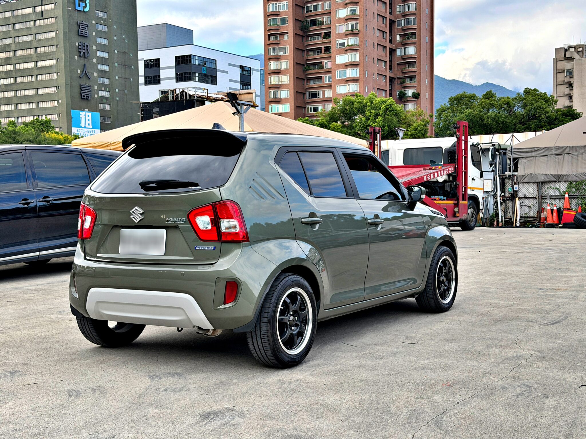 2023 Suzuki Ignis 左後 45 度車尾與 LED 尾燈