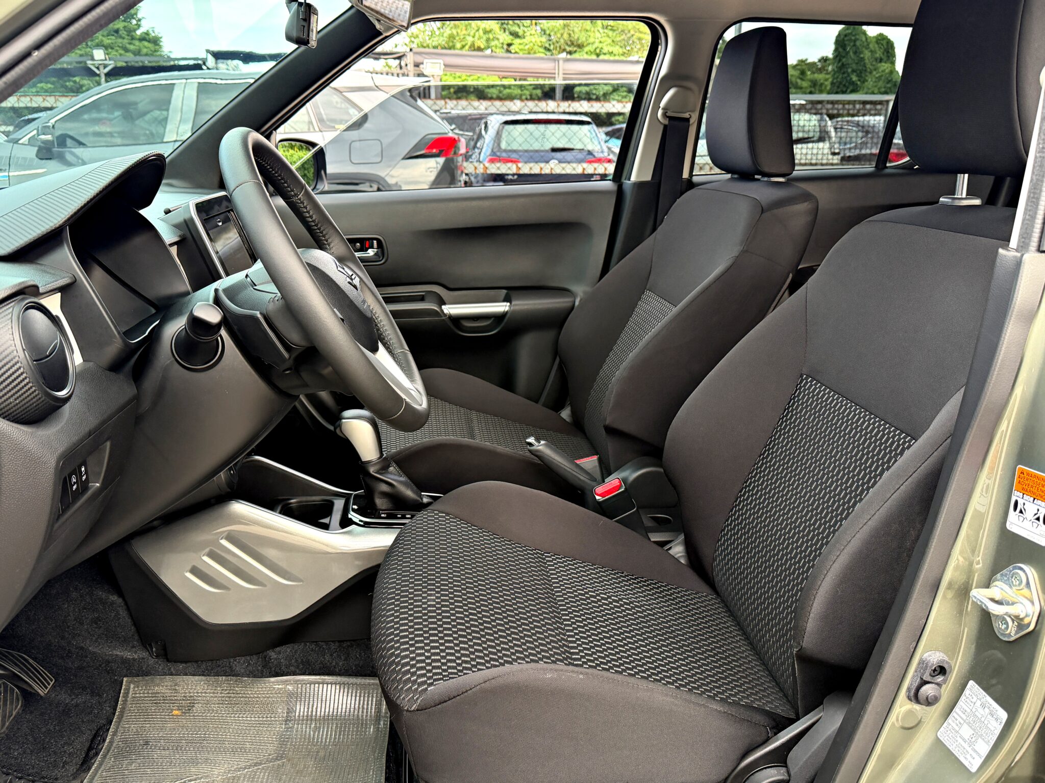 2023 Suzuki Ignis 駕駛座與前座織布座椅