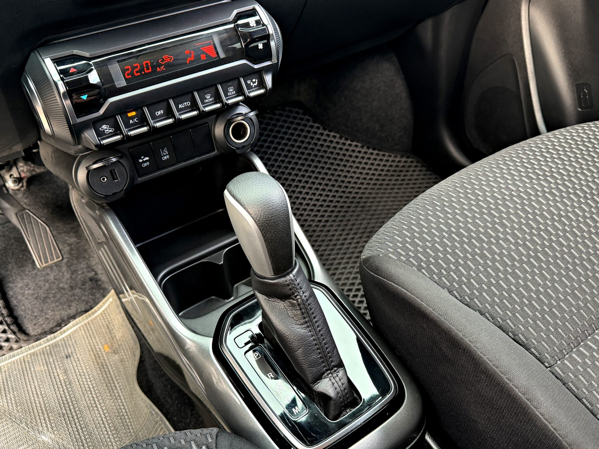 2023 Suzuki Ignis 恆溫空調面板與 CVT 排檔桿